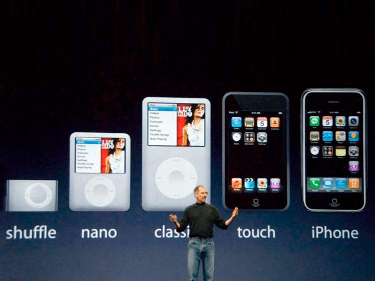 Steve Jobs e alcuni dei modelli di iPod