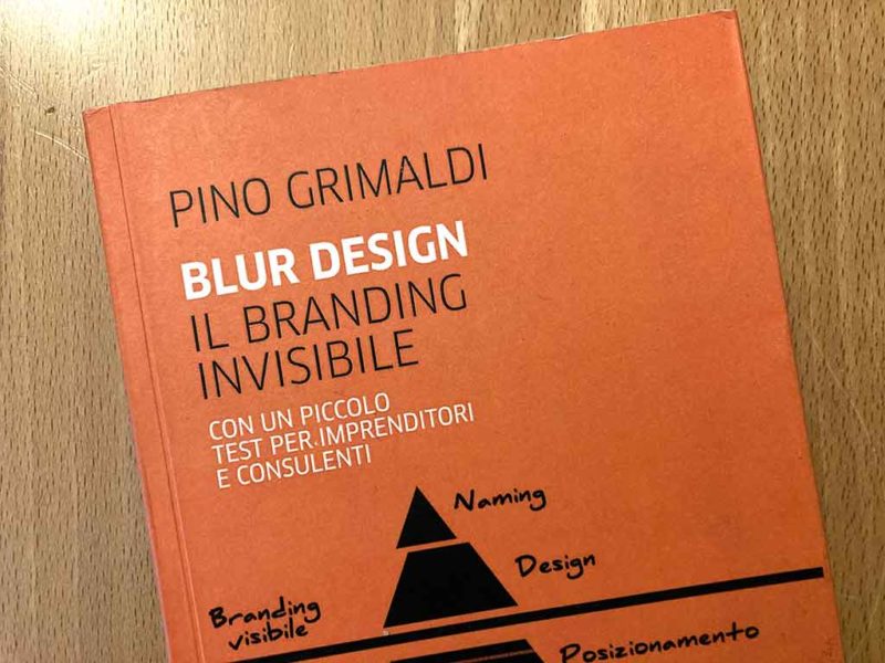 Pino Grimaldi: Blur Design. Il branding invisibile. Cover del libro della Biblioteca Amnesia