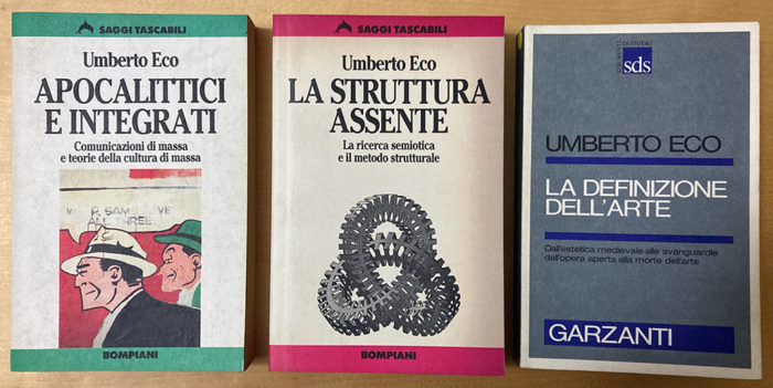 Libri di Umberto Eco: Apocalittici e integrati; La struttura assente; La definizione dell'arte. Copertine dei libri della Biblioteca Amnesia